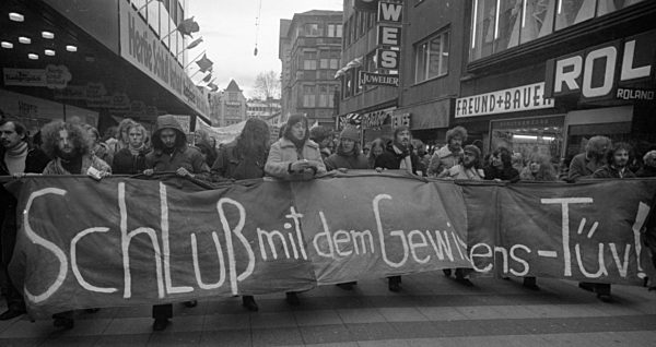 8000 persons demonstrate 1978