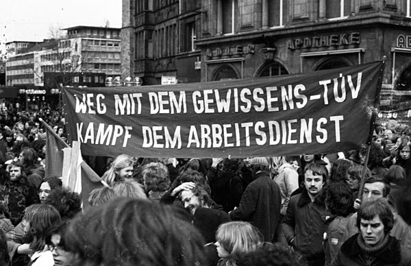 8000 persons demonstrate 1978