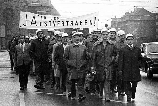 Steel workers for Eastern treaties 1972