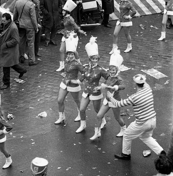 Der Karnevalsumzug 1966 in Koeln