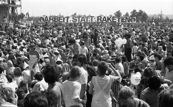 350.000 gegen Natodoppelbeschluss