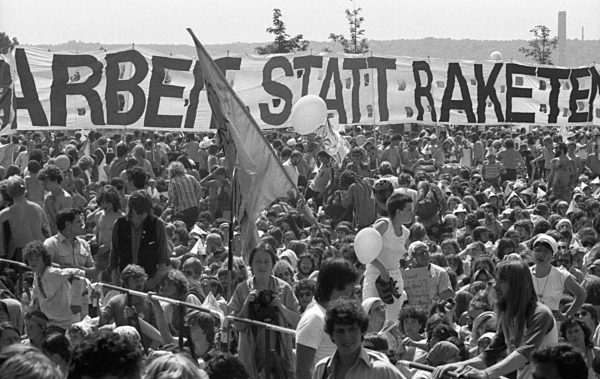 350.000 gegen Natodoppelbeschluss