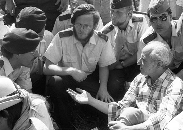 350.000 gegen Natodoppelbeschluss