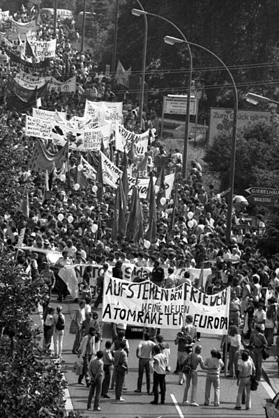 350.000 gegen Natodoppelbeschluss