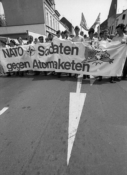 350.000 gegen Natodoppelbeschluss