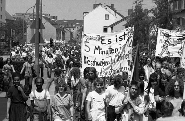 350.000 gegen Natodoppelbeschluss
