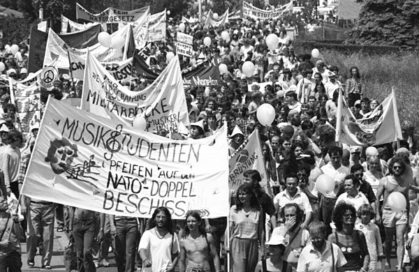 350.000 gegen Natodoppelbeschluss