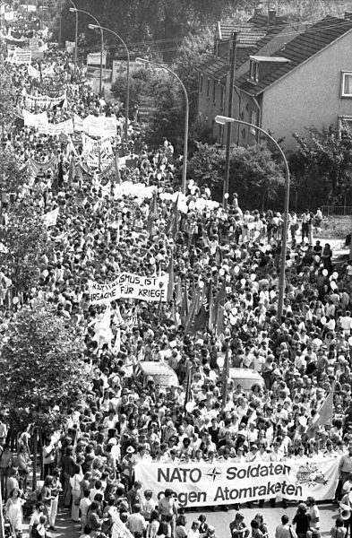 350.000 gegen Natodoppelbeschluss