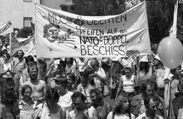 350.000 gegen Natodoppelbeschluss