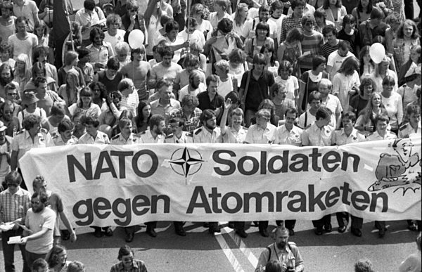 350.000 gegen Natodoppelbeschluss