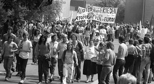 350.000 gegen Natodoppelbeschluss