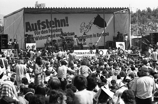 350.000 gegen Natodoppelbeschluss