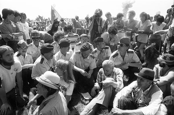 350.000 gegen Natodoppelbeschluss