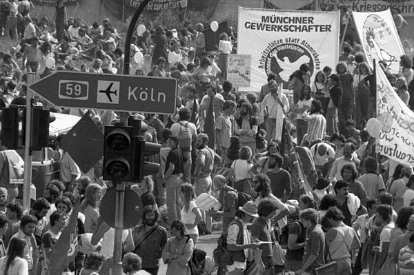 350.000 gegen Natodoppelbeschluss