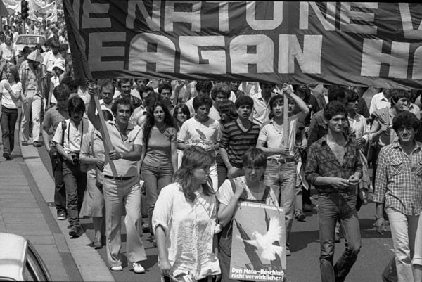 350.000 gegen Natodoppelbeschluss