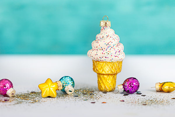 Bunte Dekoration mit Christbaumkugeln zu Weihnachten