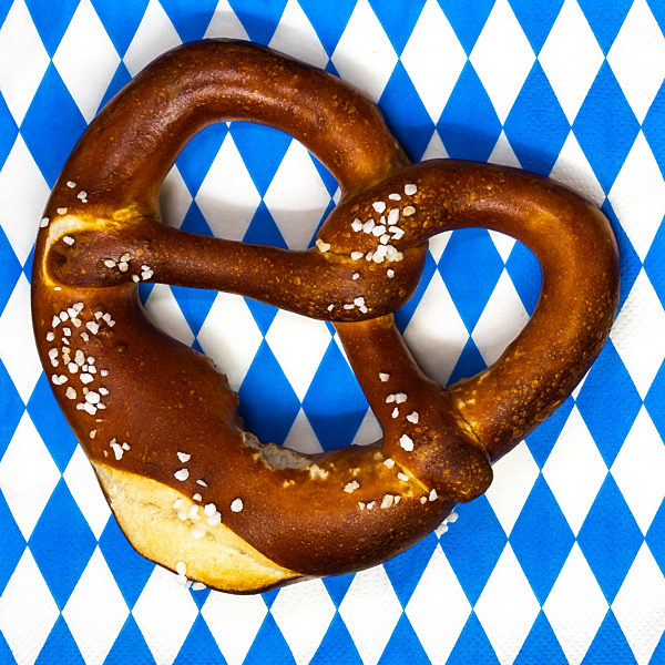 braune Breze auf bayerisch-blau-weißem Hintergrund.