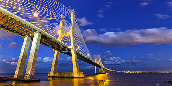 Lissabon  Portugal  22 September 2021: Lissabon Brücke Ponte Vasco da Gama über Fluss Tejo Panorama Reise reisen Stadt in Lissabon  Portugal