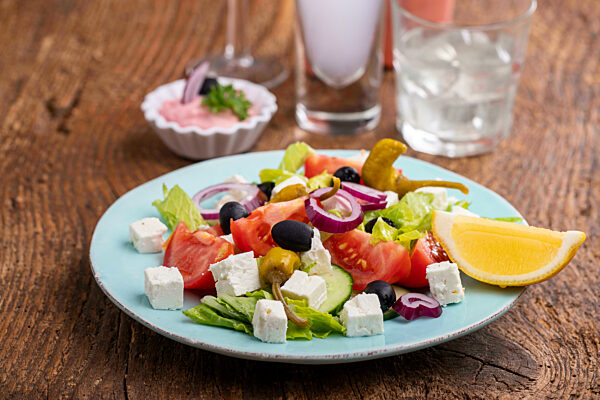 Geek-Salat mit Feta-Käse und Oliven