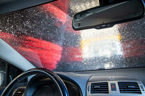 Auto in der Waschanlage