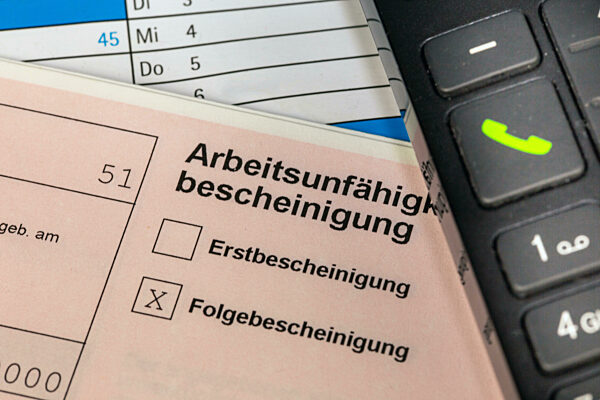 Nahaufnahme einer Arbeitsunfähigkeitsbescheinigung