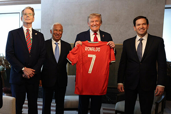 Canada hosts the G7 Summit in Alberta. Donald TRUMP (President of the United States of America) receives a football jersey from Cristiano Ronald from António COSTA (President of the European Council)