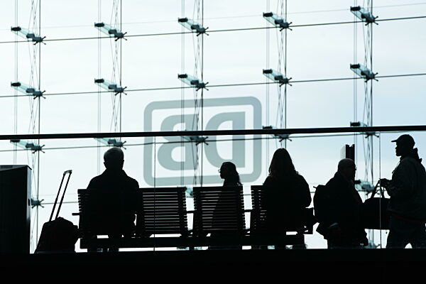 Passanten im Berliner Hauptbahnhof am 15. März 2024