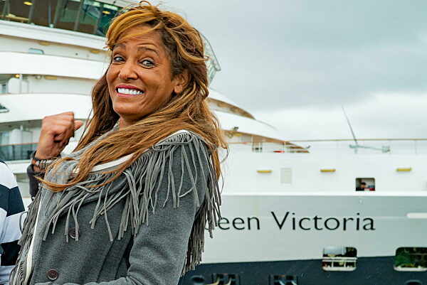 Fotoshooting Nadja Abd el Farrag im Kreise von der Geschäftsfrauen Petra Polk und Eva-Maria Popp am Hamburg Cruise Center Altona vor dem Kreuzfahrtschiff Queen Victoria