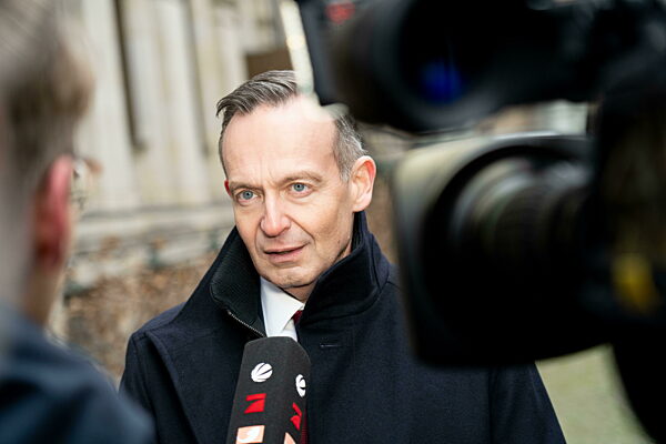 Übergabe Förderbescheid E-Bus 2030 durch den Bundesverkehrsminister an die Berliner Verkehrsbetriebe BVG - Volker Wissing, Bundesverkehrsminister