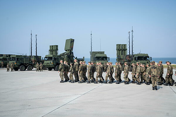 Indienststellung Waffensystem IRIS-T SLM durch Bundeskanzler und Verteidigungsminister  bei der Flugabwehrraketengruppe 61 der Bundeswehr in Todendorf