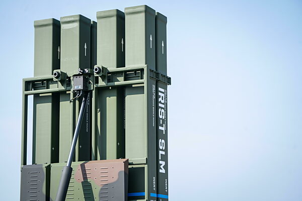 Indienststellung Waffensystem IRIS-T SLM durch Bundeskanzler und Verteidigungsminister  bei der Flugabwehrraketengruppe 61 der Bundeswehr in Todendorf