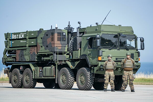 Indienststellung Waffensystem IRIS-T SLM durch Bundeskanzler und Verteidigungsminister  bei der Flugabwehrraketengruppe 61 der Bundeswehr in Todendorf