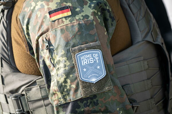 Indienststellung Waffensystem IRIS-T SLM durch Bundeskanzler und Verteidigungsminister  bei der Flugabwehrraketengruppe 61 der Bundeswehr in Todendorf