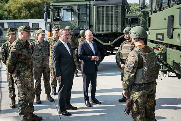 Indienststellung Waffensystem IRIS-T SLM durch Bundeskanzler und Verteidigungsminister  bei der Flugabwehrraketengruppe 61 der Bundeswehr in Todendorf