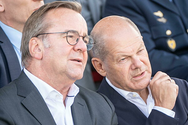 Indienststellung Waffensystem IRIS-T SLM durch Bundeskanzler und Verteidigungsminister  bei der Flugabwehrraketengruppe 61 der Bundeswehr in Todendorf