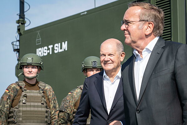 Indienststellung Waffensystem IRIS-T SLM durch Bundeskanzler und Verteidigungsminister  bei der Flugabwehrraketengruppe 61 der Bundeswehr in Todendorf