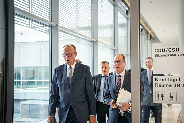 Deutscher Bundestag - Pressestatement zu Beginn der Haushaltswoche im September 2024 - Friedrich Merz, Fraktionsvorsitzender CDU, gibt ein Pressestatement im Deutschen Bundestag vor Beginn der Fraktionssitzung, gemeinsam mit Alexander Dobrindt, Fraktionsv