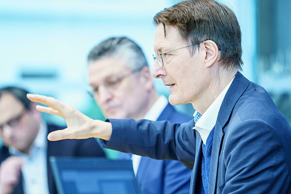 Bundespressekonferenz in Berlin - Aktuelle Corona-Lage und -Maßnahmen - Prof. Dr. Karl Lauterbach, Bundesminister für Gesundheit mit Prof. Dr. Lothar H. Wieler, Präsident Robert Koch-Institut RKI -und Prof. Dr. med. Christian Karagiannidis, Fakultät f