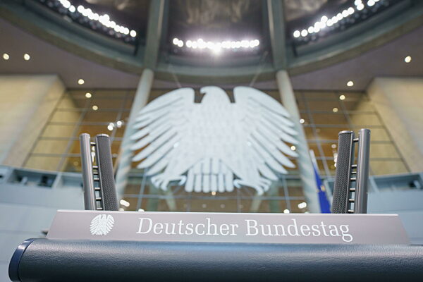 Deutscher Bundestag  Herrichtung Plenarsaal für die 20. Legislaturperiode  Der Sitzungssaal des Deutschen Bundestags im Berliner Reichstagsgebäude wird für die neue Legislaturperiode hergerichtet 