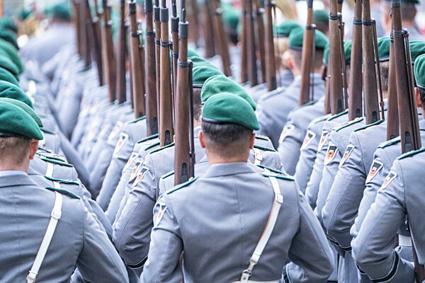 Wachbataillon beim Bundesministerium der Verteidigung im Hof des Bundeskanzleramts in Berlin