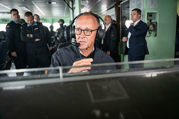 Antrittsbesuch von Bundeskanzler Friedrich Merz bei der Deutschen Bundesmarine - Fregatte Bayern auf der Ostsee -