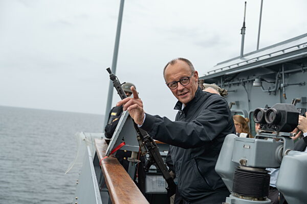 Antrittsbesuch von Bundeskanzler Friedrich Merz bei der Deutschen Bundesmarine - Fregatte Bayern auf der Ostsee -