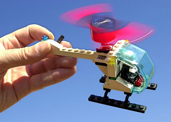 "Öko-Trends 2003": Lego-Hubschrauber fliegt mit Sonnenenergie