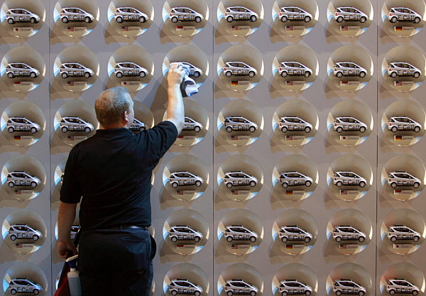 Ein Mann reinigt am Mittwoch (14.09.2005) während der Internationalen...