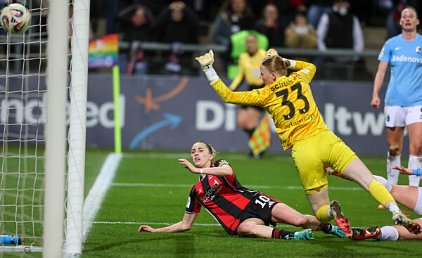 Fussball - 1. BL Frauen - Eintracht Frankfurt - SC Freiburg