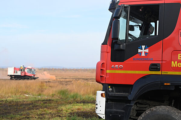 Großübung der Bundeswehr-Feuerwehr Meppen mit Anrainerfeuerwehr