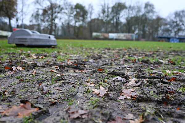 Roboter-Rasenmäher zerstört Fußballfeld