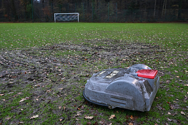 Roboter-Rasenmäher zerstört Fußballfeld