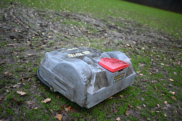 Roboter-Rasenmäher zerstört Fußballfeld