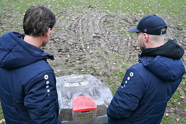 Roboter-Rasenmäher zerstört Fußballfeld